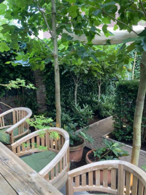 Verrassende ruime Stadswoning nabij station, centrum met unieke tuin.
